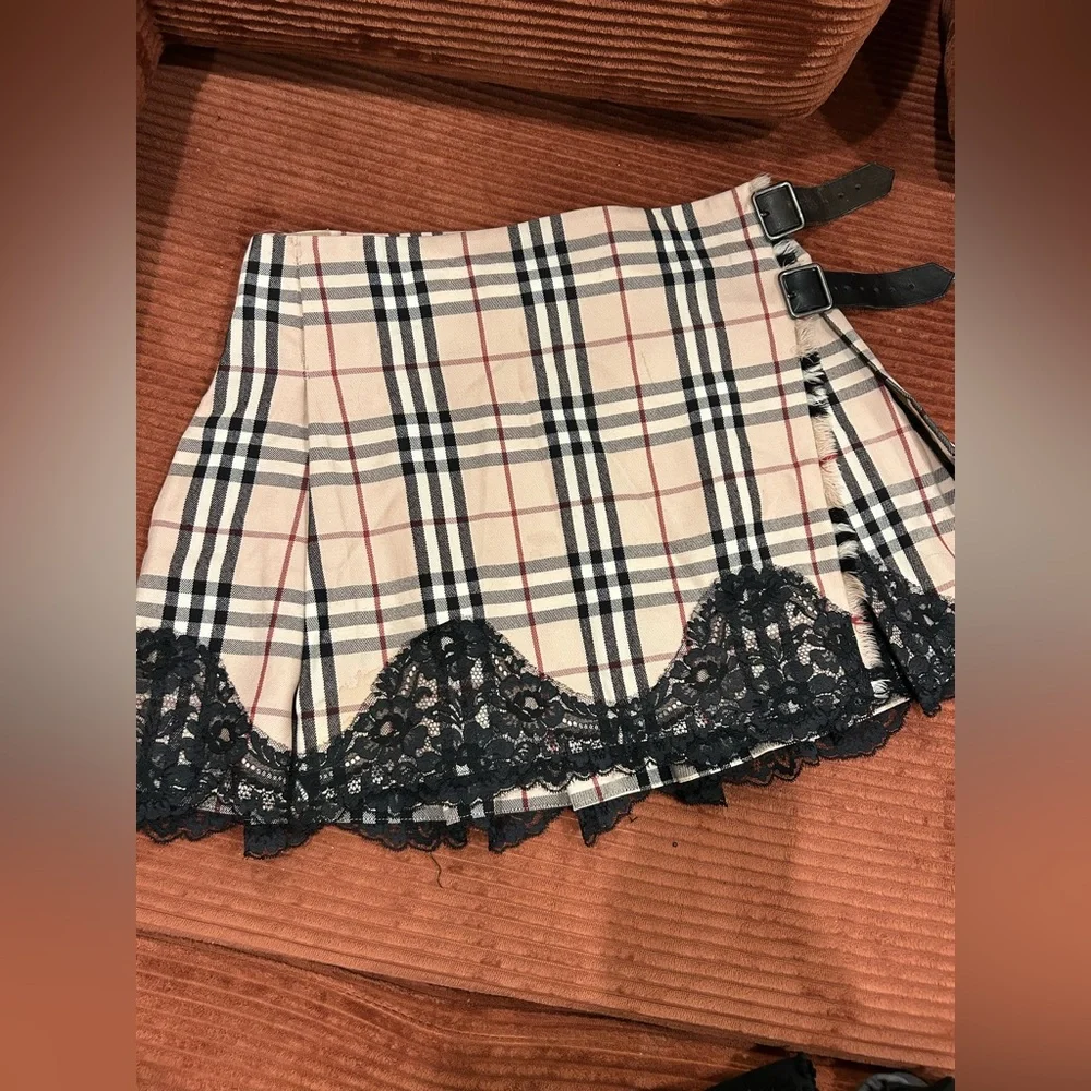 Burberry Vintage Beige Plaid Mini Skirt with Black Lace - Picture 2 of 9